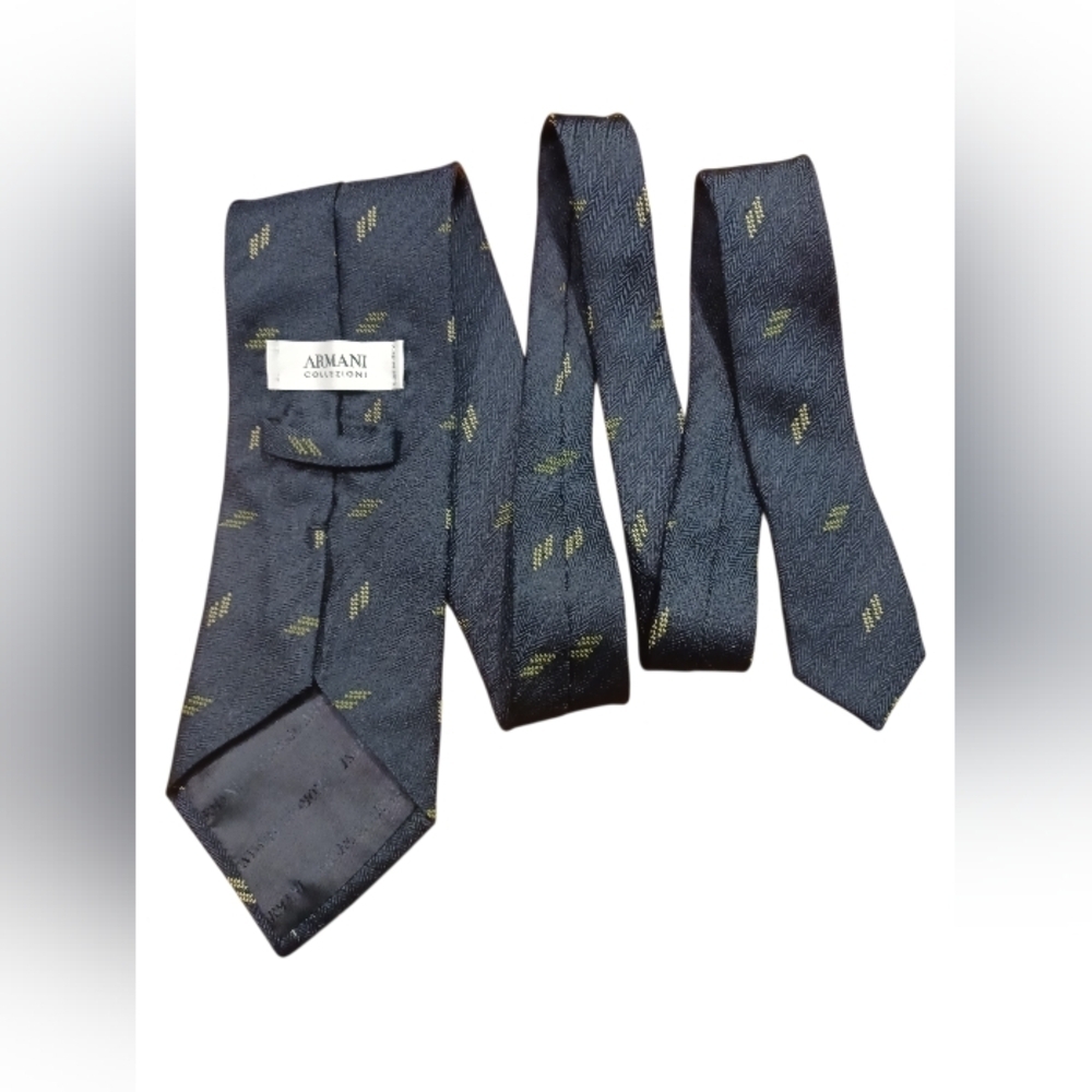 Giorgio Armani Standard Tie in Navy & Gold 100% silk. EUC